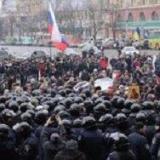 Мэр Харькова спрятался от горожан за милицейскими щитам