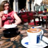 Испанские официанты  не дали  закрыть свое кафе, начав  обслуживать клиентов  без цен