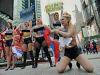 Лидер FEMEN разорвала российский флаг в центре Нью-Йорка