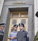 Верховная рада Украины, вопреки требованию Петра Порошенко, не хочет идти на само ...