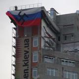 В Киеве на здании вывесили российский флаг со свастикой