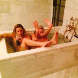 Дочки Брюса Уиллиса снялись обнаженными в ванне и выложили снимок в Интернет