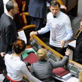 Украинские депутаты подрались из-за обещанных друг другу взяток