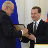 Медведев наградил лучшие СМИ