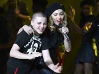 СМИ: 15-летний сын Мадонны и Гая Ричи проводит время под мостом в компании бездомных