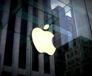    Apple  Samsung  