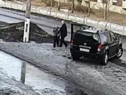Поставившего ребенка на колени водителя арестовали