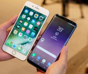   :   iPhone    Galaxy S8