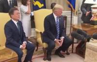 В Белом доме журналисты чуть не уронили на Трампа столик с лампой