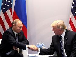 Эксперт о языке тела: Путин нервничал, Трамп доминировал