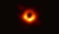 Впервые в мире ученые представили изображение черной дыры
