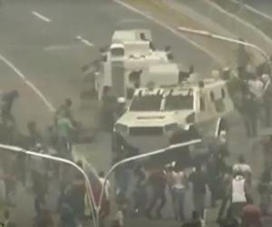 В Венесуэле на толпу протестующих наехал военный джип