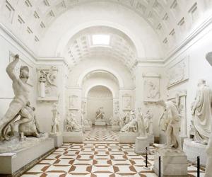 Турист прилег ради селфи в итальянском музее и сломал пальцы 200-летней скульптуры