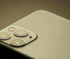     iPhone 17:        iPhone Air