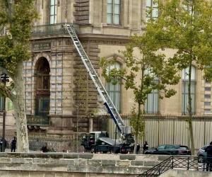 Задержаны двое подозреваемых в ограблении Лувра: драгоценности на 88 миллионов евро все еще не найдены