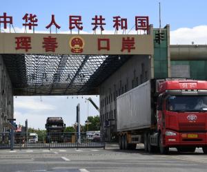 Туристы застревают на границе с Китаем: очереди достигли критической длины, паспортный контроль работа ...