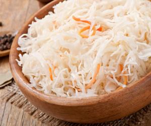 Квашеная капуста по рецепту из СССР — вкусно, как у бабушки: секретный ингредиент для хруста и аромата