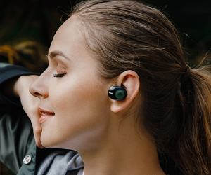 Почему опасно пользоваться одним наушником: скрытая угроза для слуха