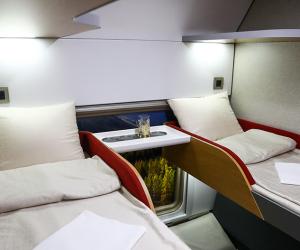 Плацкарт без верхних полок: как РЖД превратила эконом-вагоны в пространство личного комфорта