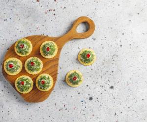 Новогодняя магия на тарелке: как приготовить тарталетки с печенью трески за 15 минут