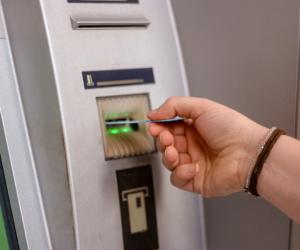 Блокировки счетов и карт бьют рекорды: как борьба с мошенничеством превратилась в войну с клиентами