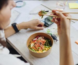 Съел сэндвич за компьютером — получи выговор? Юрист Роскачества объяснила, что грозит за еду на рабочем месте