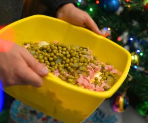 Праздничная мина замедленного действия: диетологи предупреждают об опасности главного новогоднего салата