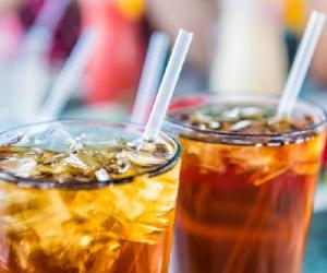 Чем мы утоляем жажду? Врач рассказал о напитках, которые скрыто обезвоживают организм