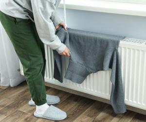 Почему батарея — худшее место для сушки одежды: вред для здоровья и для кошелька
