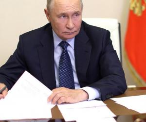 Телефон в Кремле звонит пять раз: как звонок по спецсвязи прервал доклад на совещании у Путина