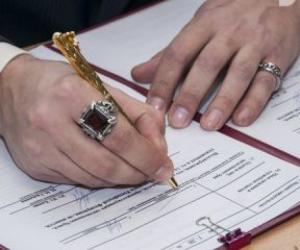 «Развели вас, а делить будут всё»: адвокаты предупредили, как банкротство одного супруга может оставить семью без квартиры и машины