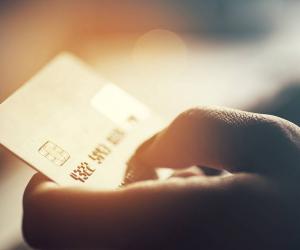 Деньги в заложниках: эксперт рассказал, почему нельзя паниковать и пытаться повторно перевести средства, если банк заблокировал операцию